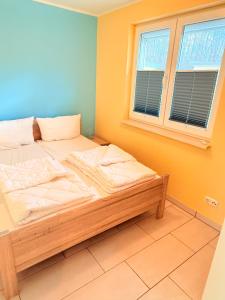 a bed in a room with a window at Natur und Meer in Graal-Müritz
