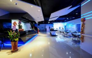 ein Restaurant mit Tischen und Stühlen und ein langer Flur in der Unterkunft Galaxia Business Hotel in Taichung