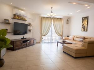 Μια τηλεόραση ή/και κέντρο ψυχαγωγίας στο KIMRAY Boutique Apartment - Indulge in Comfort, Embrace Tranquility