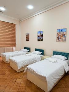 Postel nebo postele na pokoji v ubytování ALARA Inn HOSTEL & HOTEL
