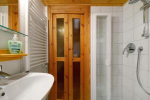 モルジェにあるPetite Maison des Alpesのシャワーと白い洗面台を備えたバスルーム +29枚の写真