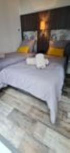 Кровать или кровати в номере Bungalow Mobile Home de Luxe Vue Mer Saint-Raphaël 4 personnes