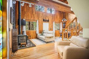 ein Wohnzimmer mit Couch und Kamin in der Unterkunft Crystal Creek Cabin in Welches