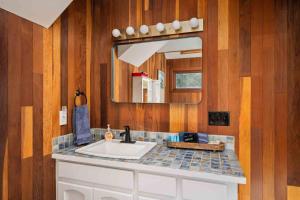 ein Badezimmer mit Waschbecken und Spiegel in der Unterkunft Crystal Creek Cabin in Welches + 36 Fotos