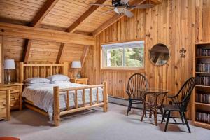 ein Schlafzimmer mit einem Bett und einem Tisch und Stühlen in der Unterkunft Crystal Creek Cabin in Welches