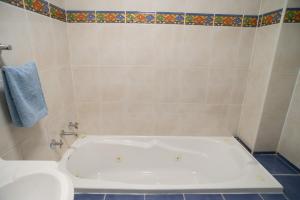 Ένα μπάνιο στο 2Bedrooms, 2-bath, 1 Garage Apartment +12 φωτογραφίες