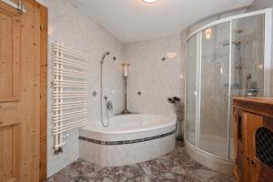 Kúpeľňa v ubytovaní Ferienhaus Chalet Kitzalp