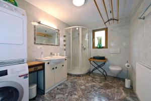 Kúpeľňa v ubytovaní Ferienhaus Chalet Kitzalp