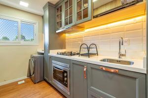 A cozinha ou cozinha compacta de Morada do Sol 302 - Apto novo em Gramado