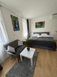un soggiorno con un letto e un divano di Gostisce Sovdat a Bovec