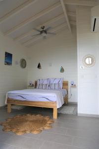 Postel nebo postele na pokoji v ubytování Bungalow Palbéa supérieur avec SPA et vue mer