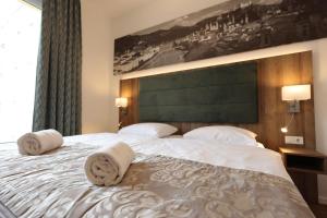 Postel nebo postele na pokoji v ubytování Altstadt Hotel Hofwirt Salzburg + 37 fotografií