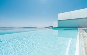オパティヤにあるVilla The Boat for 6 plus 2 near Opatija with sea view & infinity pool at balconyの背景の水のプール