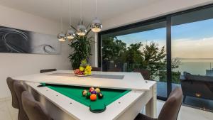 オパティヤにあるVilla The Boat for 6 plus 2 near Opatija with sea view & infinity pool at balconyのダイニングルーム(卓球台付)