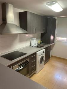 une cuisine avec un évier et une machine à laver dans l'établissement Superb 2 Bed Apartment on Mar Menor Golf Resort with Free WIFI, à Los Martínez