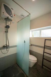 Et badeværelse på Laoxao RiverStone Villa + 78 billeder