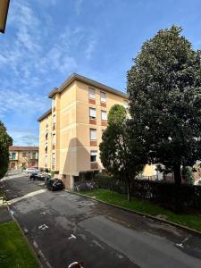 ein Gebäude mit einem Parkplatz davor in der Unterkunft Magnolia 84 Apartment in Florenz