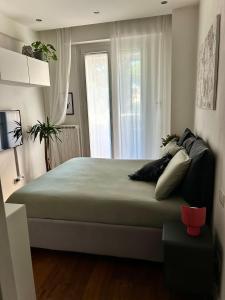 ein Schlafzimmer mit einem großen Bett und einem Fenster in der Unterkunft Magnolia 84 Apartment in Florenz