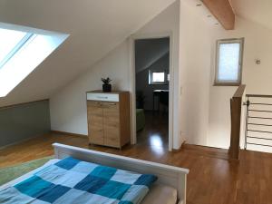 Postel nebo postele na pokoji v ubytování Maisonette-Ferienwohnung in Feldrandlage Bergstraße Nähe Heidelberg