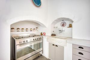 cocina blanca con fogones y horno en Folegandros Chora Bliss by Estia, en Chora Folegandros 51 fotos más