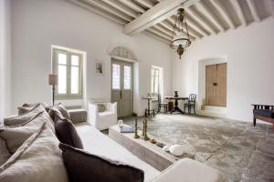 una sala de estar con un sofá y una mesa en Folegandros Chora Bliss by Estia, en Chora Folegandros