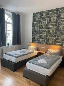 due letti in una stanza con una parete di GrünRaum Deister ad Hannover