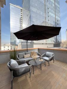 Μπαλκόνι ή βεράντα στο Stylish 1 Bedroom Apartment with Large Private Terrace and Rudaki Park Views in Central Dushanbe