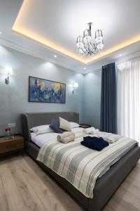 Ένα ή περισσότερα κρεβάτια σε δωμάτιο στο Stylish 1 Bedroom Apartment with Large Private Terrace and Rudaki Park Views in Central Dushanbe