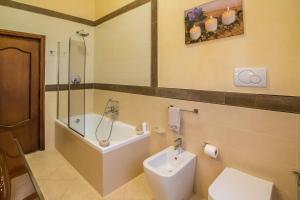 Koupelna v ubytování Villa Lazzari B&B Tra i due Mari