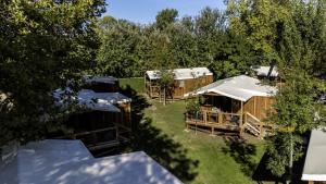 una vista aérea de un grupo de lodges con árboles en Camping La Davière Plage - Maeva, en Saint-Jean-de-Monts