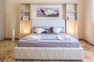 Postel nebo postele na pokoji v ubytování Villa Lazzari B&B Tra i due Mari