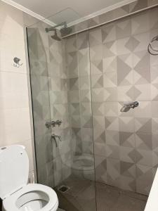 a shower stall with a toilet in a bathroom at Paraíso Costero San Bernardo in San Bernardo