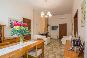 TV a/nebo společenská místnost v ubytování Villa Lazzari B&B Tra i due Mari