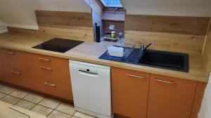 Kuchyň nebo kuchyňský kout v ubytování Spacieux T2 avec terrasse et vue
