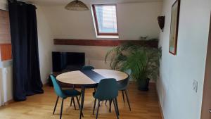 TV a/nebo společenská místnost v ubytování Spacieux T2 avec terrasse et vue