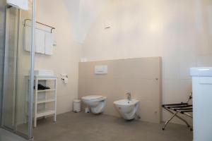 a bathroom with a toilet and a sink at Cityhotel am Domplatz Self-CheckIn in Klagenfurt