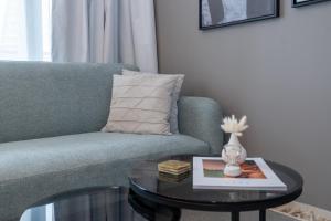 uma sala de estar com um sofá e uma mesa de centro em Keyrock Living - Elegant City Escape at Zada Tower no Dubai
