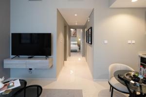 uma sala de estar com uma TV de tela plana na parede em Keyrock Living - Elegant City Escape at Zada Tower no Dubai mais 27 fotografias