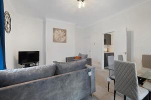 TV a/nebo společenská místnost v ubytování NEW! 4BR in Spencer street