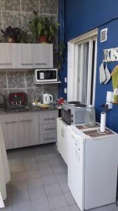 a kitchen with a stove and a counter top at RAIZ DEL CIELO, entre 2 jardines de ensueño in Cordoba