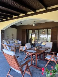A seating area at Eirinis House