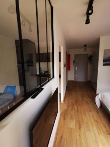 un salon avec un grand miroir sur un mur dans l'établissement T1 bis à deux pas du Belvédère, à Thonon-les-Bains