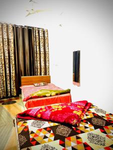 Postel nebo postele na pokoji v ubytování balaji hotel & guest house + 5 fotografií