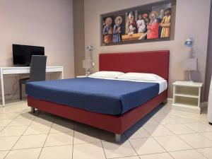 Giường trong phòng chung tại Delano Rooms