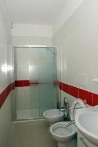 een badkamer met 2 toiletten en een douche bij Casa Vacanza Gallipoli 1D in Gallipoli