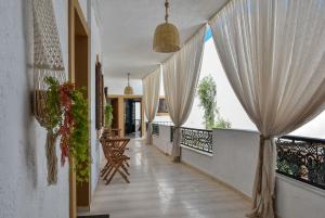 pasillo con cortinas blancas y balcón en Eva Studios & Apartments, en Agia Pelagia 72 fotos más