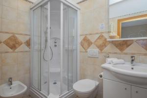 Koupelna v ubytování Hotel Franco + 37 fotografií
