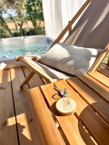 - une paire de clés assises sur un banc à côté d'une piscine dans l'établissement DAMONA LODGES, à Vairé 52 autres photos