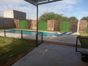 Der Swimmingpool an oder in der Nähe von CASA quinta ""LUZ AZUL"" con pileta, galeria, calefaccion , doble aire frío calor, WIFI