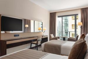 Giường trong phòng chung tại Hawthorn Extended Stay by Wyndham Abu Dhabi City Center